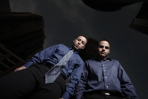 Dois homens de negócios olhando para baixo — Fotografia de Stock