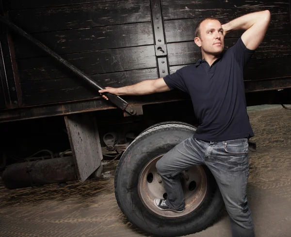 Man poseren door een vrachtwagen — Stockfoto