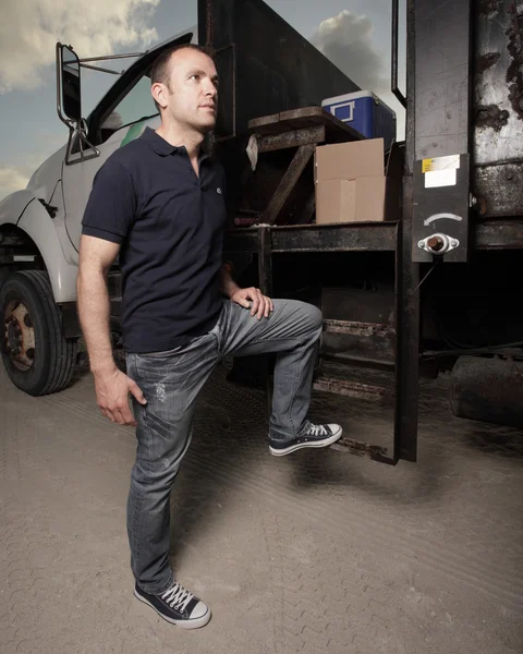 Homme posant par un camion — Photo