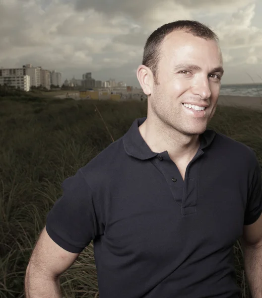 Casual man op het strand — Stockfoto