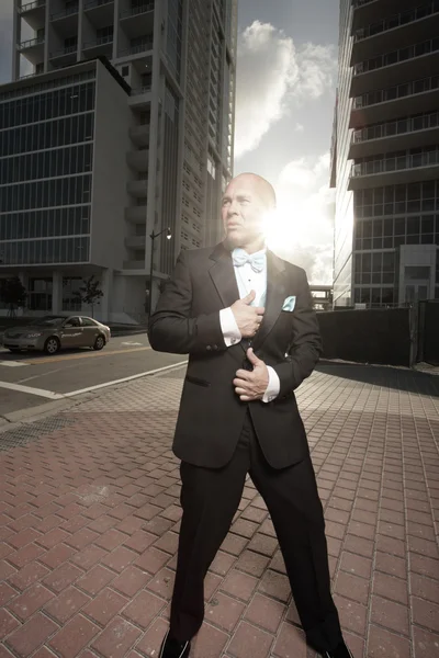 Man posing in the cityscape — Stock Photo, Image