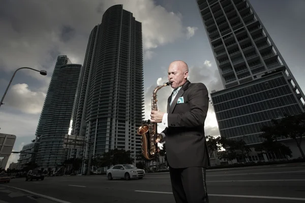 Man playing the saxophone downtown — Stock Photo, Image