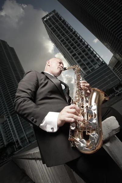 Mężczyzna gra na saksofonie, Śródmieście — Zdjęcie stockowe