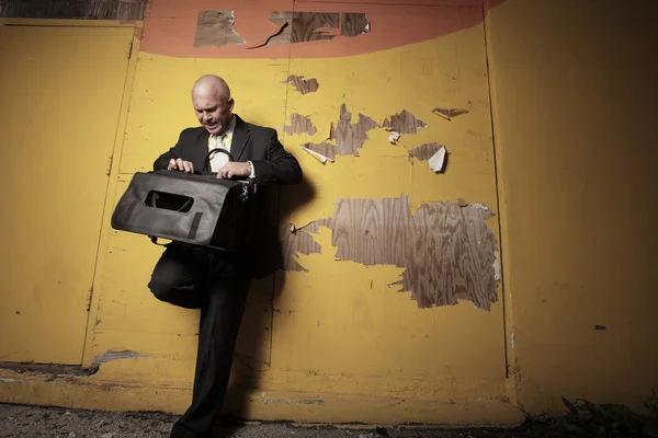 Man going through his briefcase at night — Zdjęcie stockowe