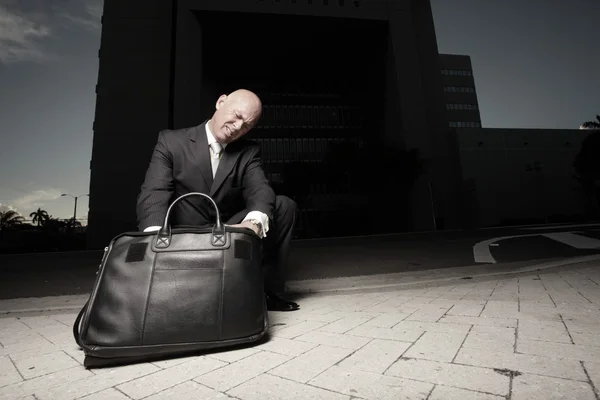 Бизнесмен рылся в своем портфеле ночью — стоковое фото