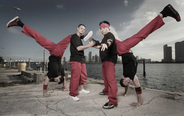男性霹雳舞表演组 — 图库照片