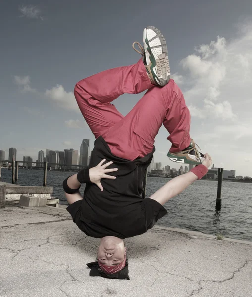 Homem realizando um headstand breakdancing — Fotografia de Stock