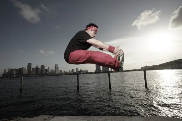Adam bir havada bacak kapmak gerçekleştirme — Stok fotoğraf