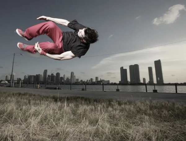 Man performing a midair stunt — Stock Photo, Image
