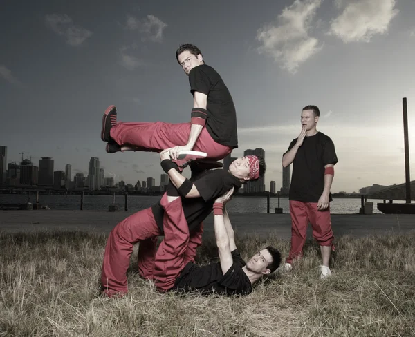 Mannelijke break dancing groep — Stockfoto