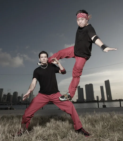 Männer führen Akrobatik im Freien auf — Stockfoto