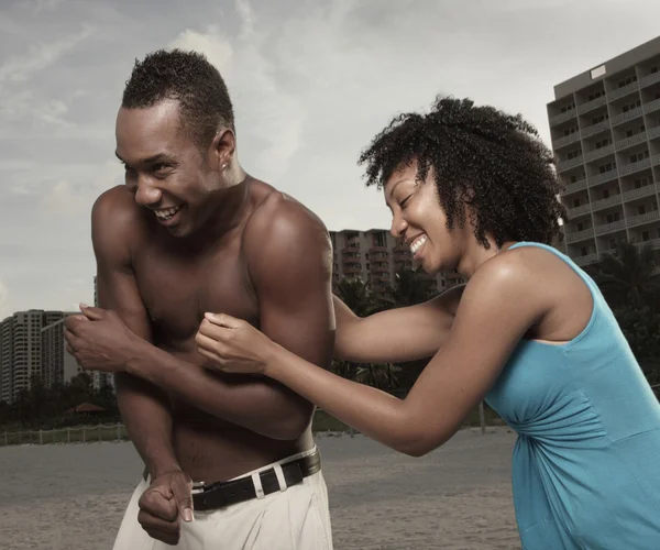 Mulher fazendo cócegas a um homem — Fotografia de Stock