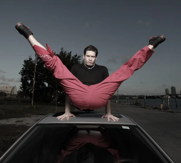 Man performing an acrobatic split — Stock Photo, Image