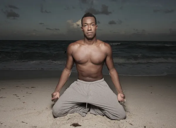 男性在沙滩上表演瑜伽 — 图库照片