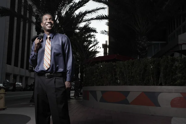 Jovem empresário afro-americano sorrindo — Fotografia de Stock