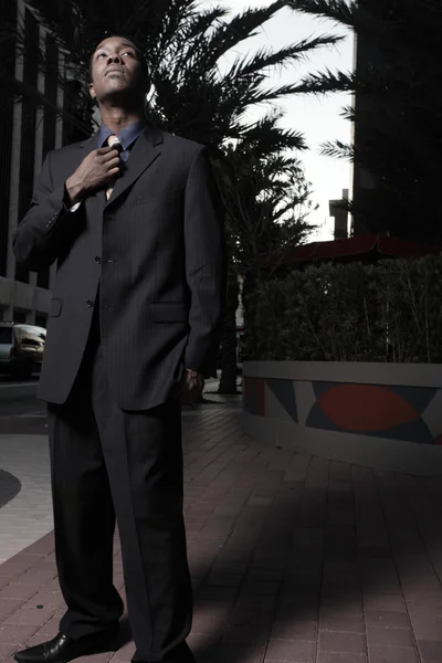 Jovem empresário afro-americano de terno — Fotografia de Stock