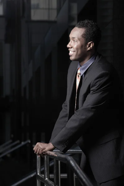Felice giovane uomo d'affari afroamericano — Foto Stock