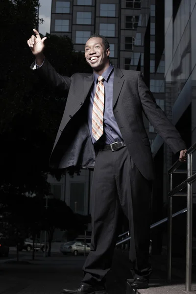 Uomo d'affari che saluta e sorride — Foto Stock