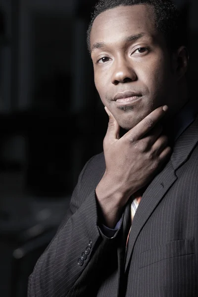彼のあごに手を持つアフリカ系アメリカ人の実業家 — ストック写真
