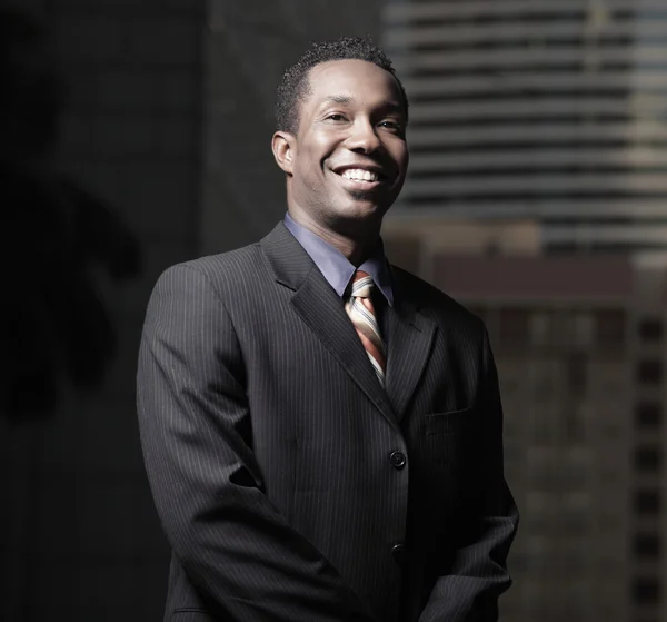 Knappe jonge Afrikaanse Amerikaanse uitvoerende zakenman — Stockfoto