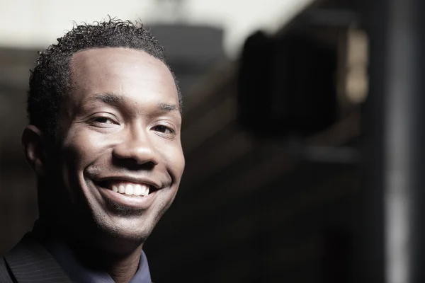 Przystojny biznesmen african american uśmiechający się — Zdjęcie stockowe