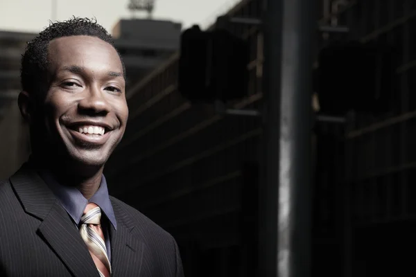 Guapo hombre de negocios afroamericano sonriendo —  Fotos de Stock