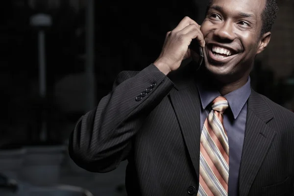 Молодой счастливый бизнесмен разговаривает по мобильному телефону — стоковое фото