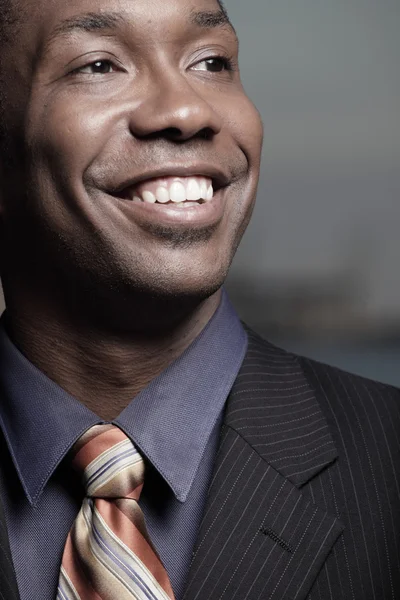 Pohledný muž s úsměvem — Stock fotografie