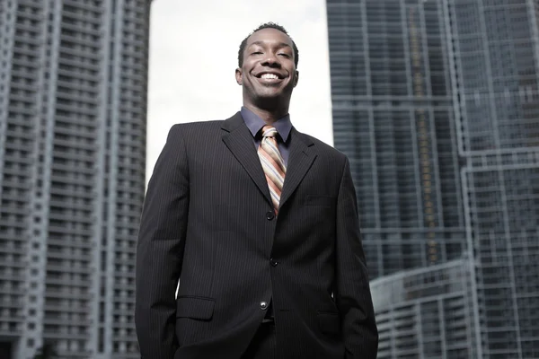 Молодой афроамериканский бизнесмен в городе — стоковое фото