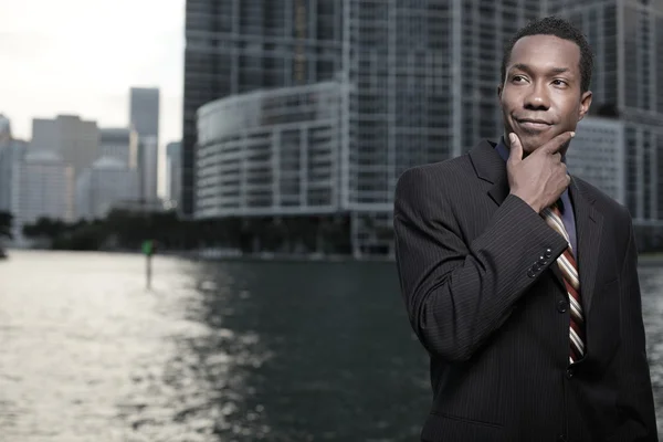 Mladý africký americký podnikatel dotýká bradu — Stock fotografie