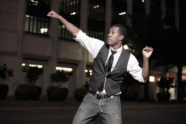 若いアフリカ系アメリカ人男性が路上で踊る — ストック写真