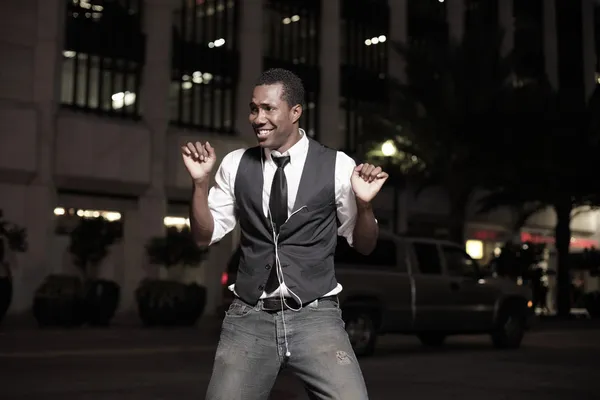 Jovem afro-americano masculino dançando na rua — Fotografia de Stock