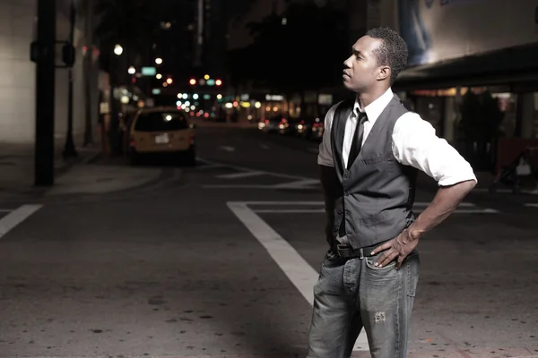 Hombre afroamericano de moda en la ciudad — Foto de Stock