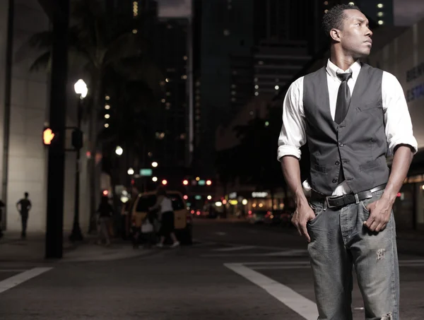 Hombre afroamericano de moda en la ciudad — Foto de Stock
