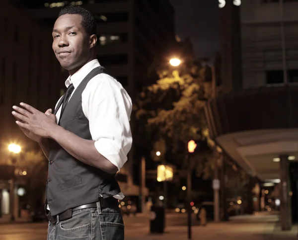 Trendiga afrikanska amerikanska manliga i staden — Stockfoto