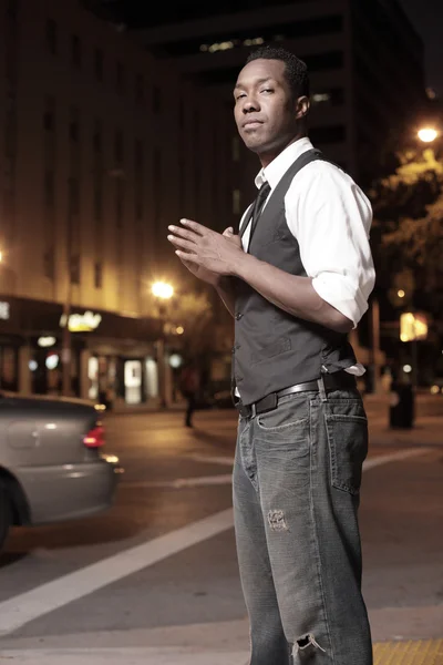 Trendy Afro-Amerikaanse man in de stad — Stockfoto
