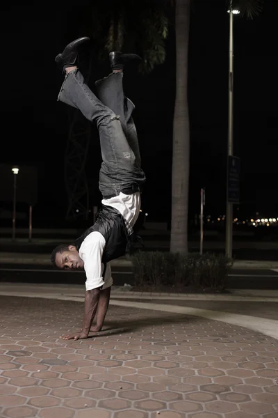 Junger Afroamerikaner auf der Straße — Stockfoto