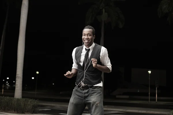 Ung afroamerikansk man dansar på gatan — Stockfoto
