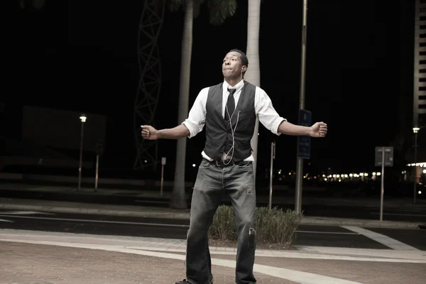 年轻的非裔美国男子在街上跳舞 — 图库照片