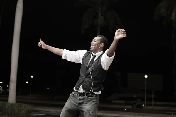 Jonge Afro-Amerikaanse man dansend op straat — Stockfoto