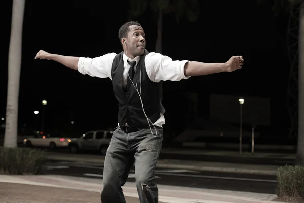 Mladý afroameričan tančí na ulici — Stock fotografie