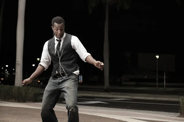 Молодой афроамериканец танцует на улице — стоковое фото