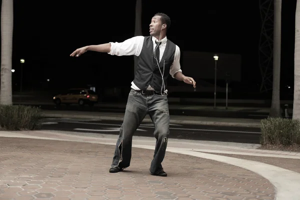 年轻的非裔美国男子在街上跳舞 — 图库照片