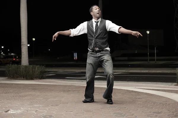Ung afroamerikansk man dansar på gatan — Stockfoto