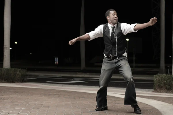Jonge Afro-Amerikaanse man dansend op straat — Stockfoto