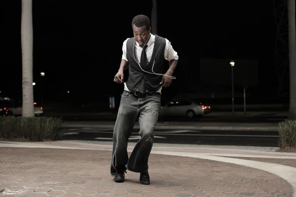 若いアフリカ系アメリカ人男性が路上で踊る — ストック写真