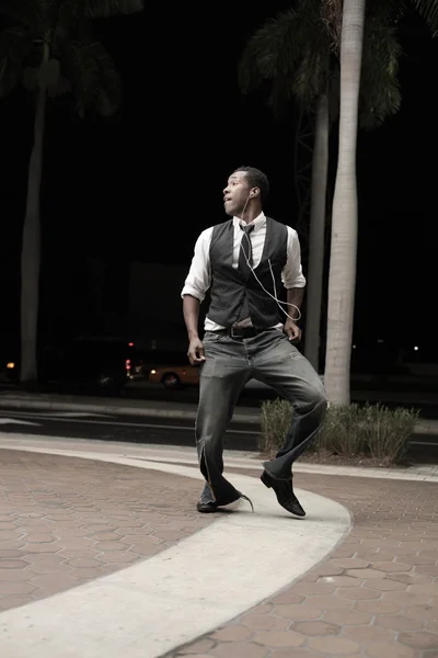 Νεαρός Αφροαμερικάνος που χορεύει στο δρόμο — Φωτογραφία Αρχείου