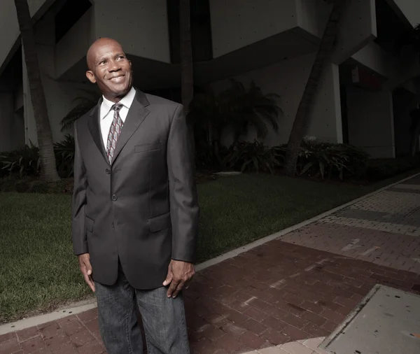 Afro-americano uomo d'affari posa al di fuori — Foto Stock