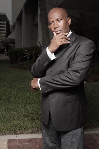 Afro-Américain homme d'affaires posant à l'extérieur — Photo