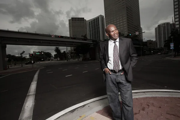 Snygg afroamerikansk affärsman står på gatan hörnet — Stockfoto